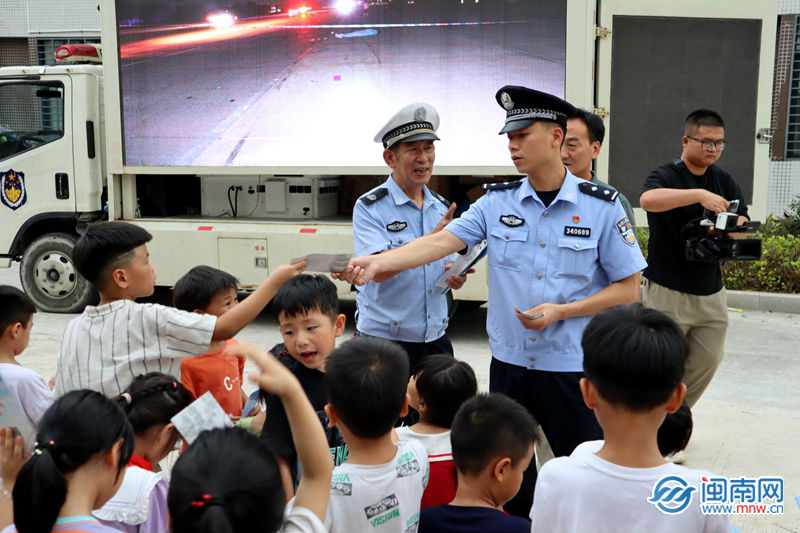 漳州古雷:公安民警为延迟放假试点校师生开展宣教活动